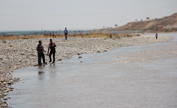 Çaya düşen kardeşlerini kurtarmak için suya atladılar: 2 kayıp
