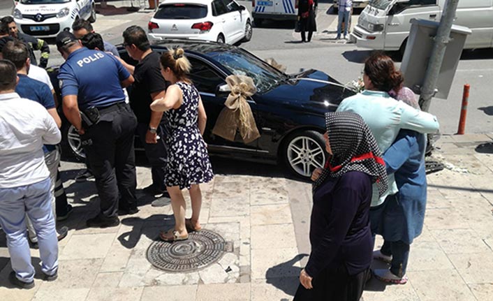 Genç çift düğüne giderken kaza yapıp hastanelik oldu