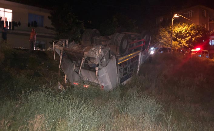 Başkent’te çöp kamyonu takla attı