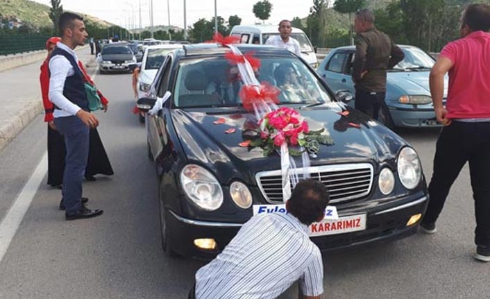 Gelin arabasındaki süsleri söküp...