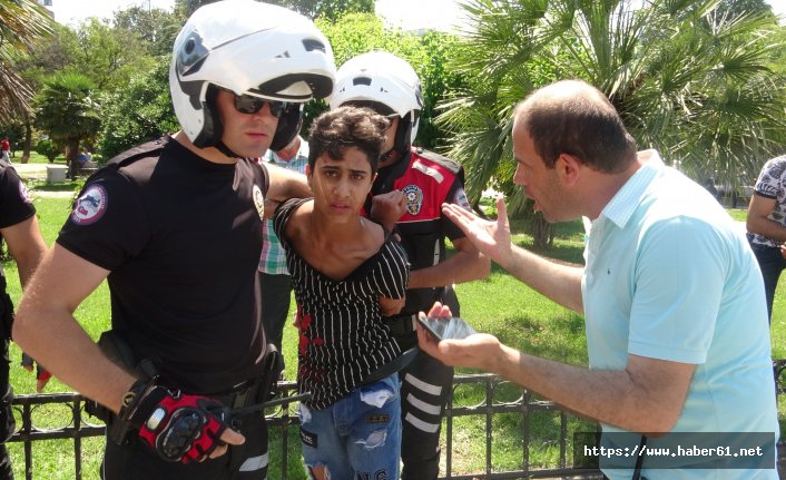 Bıçaklı saldırganı darp ederek yakalattı