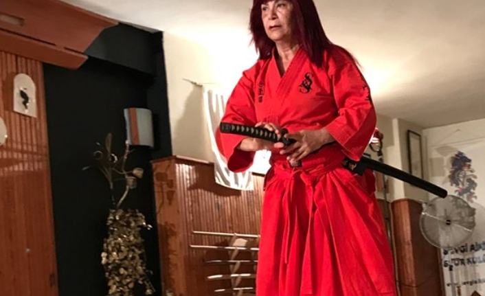 Aikido'nun kraliçesi, savunmayı öğretiyor