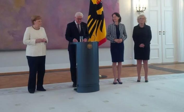 Merkel yine titredi!