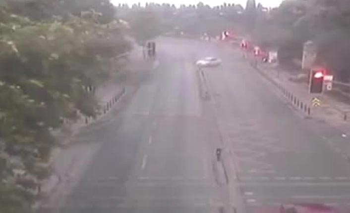 Kaza yapan sürücünün kaçtığı o anlar kamerada