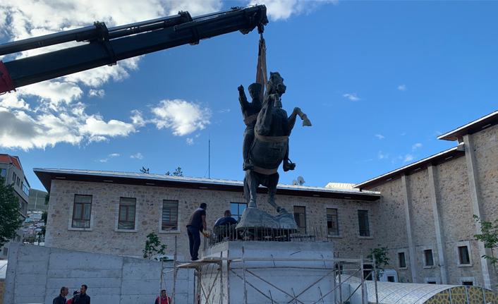 Bayburt'ta Atatürk anıtı tekrar yerine monte edildi