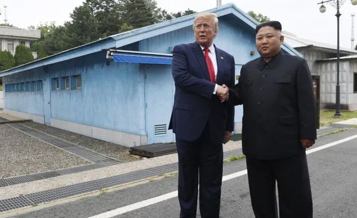 Donald Trump ile Kim Jong-Un bir araya geldi