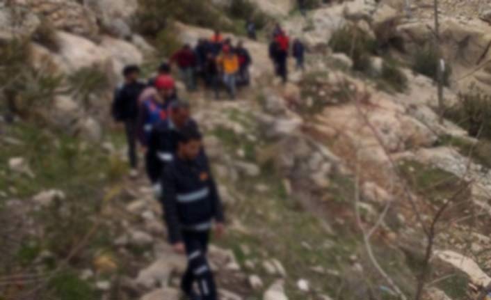 Selfie çekerken çıktığı kayalıktan...