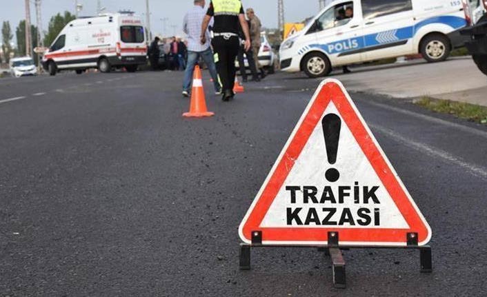 Otomobil ile traktör çarpıştı: 3 yaralı