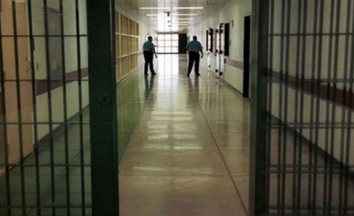 Cezaevinde kendini yakarak intihar etti