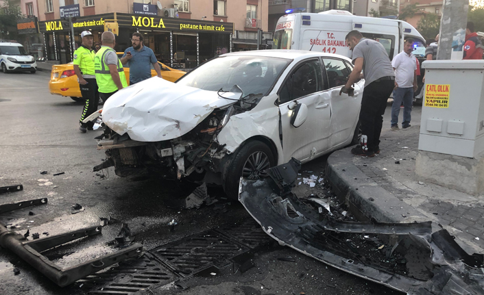 Ankara'da iki otomobilin karıştığı trafik kazası: 3'ü yabancı uyruklu 8 kişi yaralandı