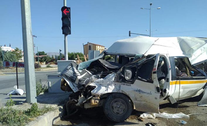 Afyonkarahisar'da feci kaza: 14 yaralı