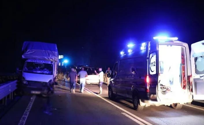 3 araç birbirine girdi: 5 yaralı