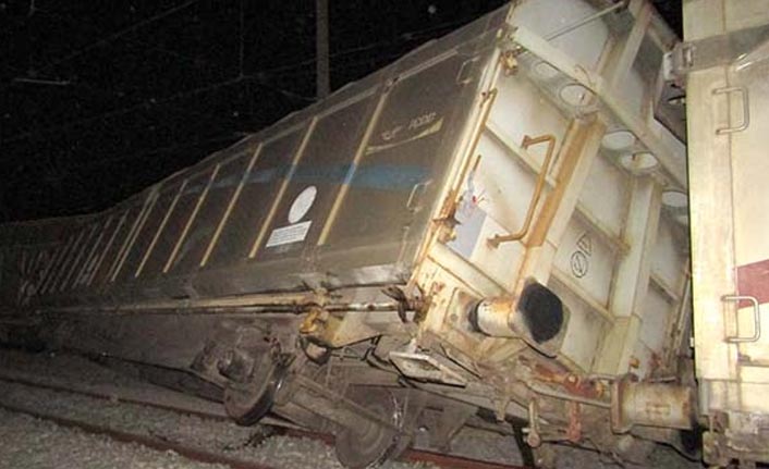 Askeri mühimmat taşıyan tren raydan çıktı