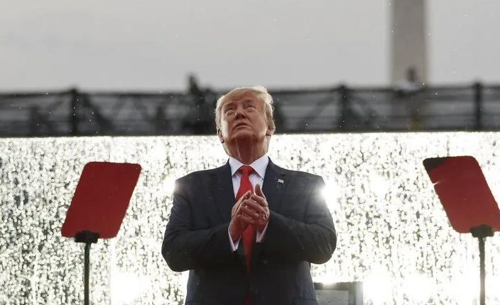 Trump: Mars'a bayrak dikeceğiz!