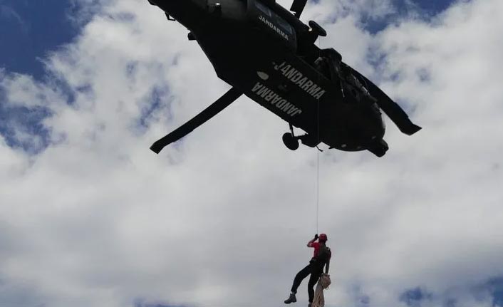 Nefes kesen operasyon: Kayalıklara düşen öğrenci jandarma timleri tarafından kurtarıldı