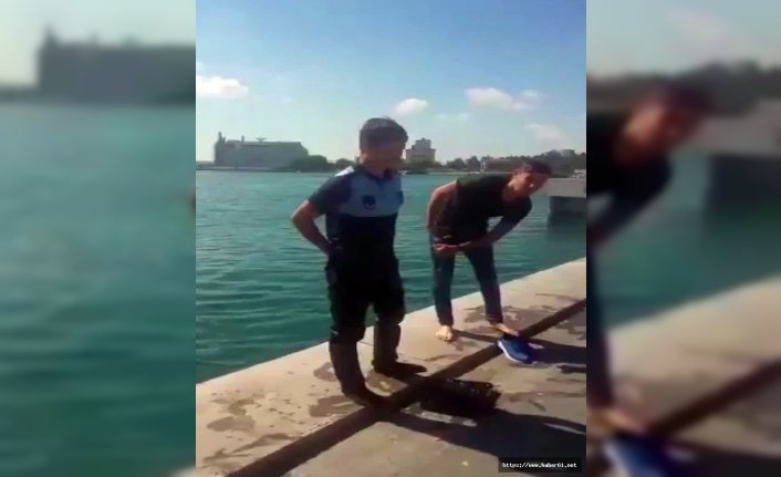 Bayılıp denize düşen kadını zabıta kurtardı