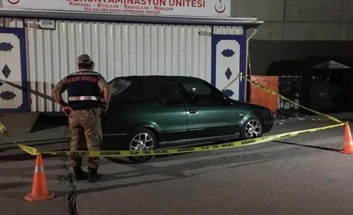 Eşini silahla başından vurdu