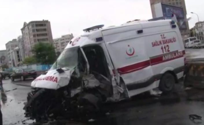 Kontrolden çıkan ambulans tabela direğine çarptı, 3 yaralı