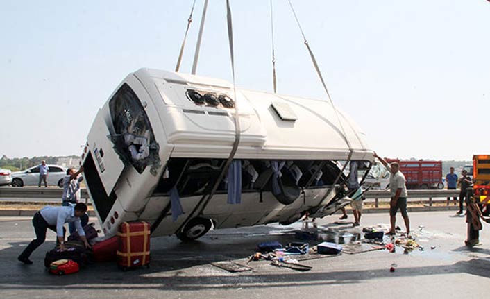 Tur midibüsü devrildi: 16 yaralı