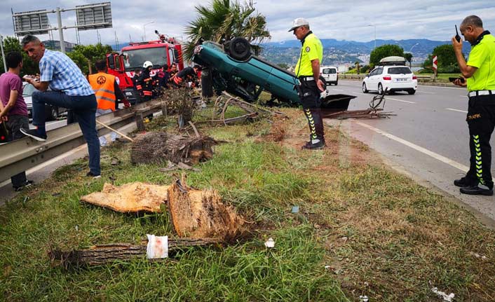 Trabzon’da aşırı hız kazayı beraberinde getirdi! Ağaç yerinde söküldü