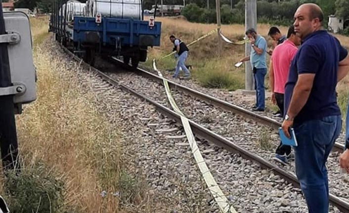 Trenin çarptığı kişi öldü