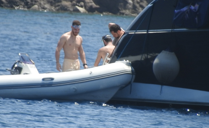 Kerem Bursin Ege'nin keyfini çıkarıyor