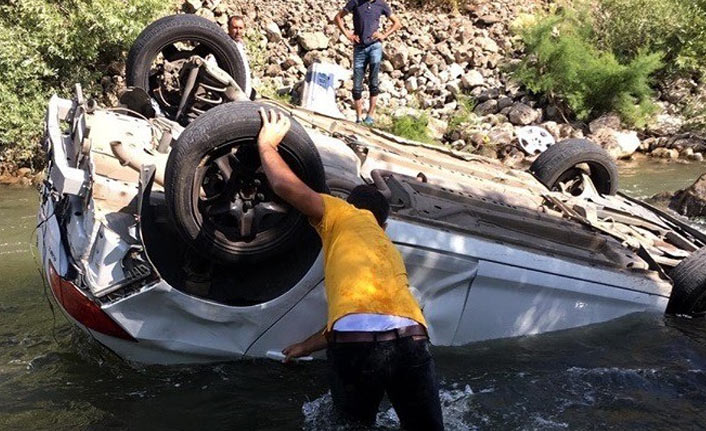 Direksiyon hakimiyetini kaybetti, çaya uçtu