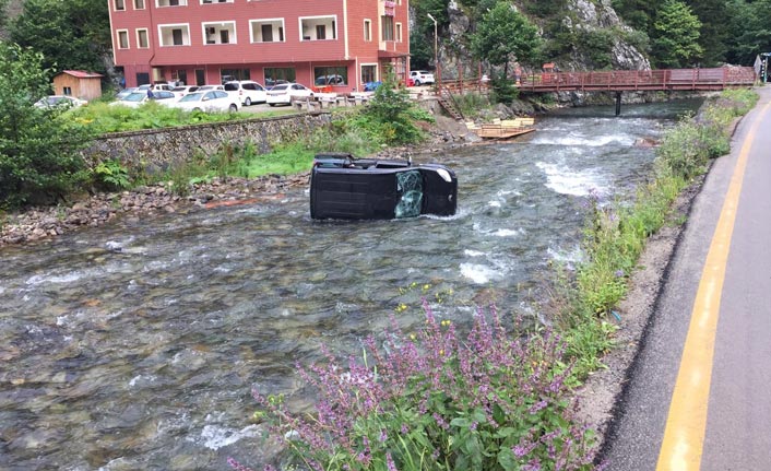 Uzungöl’de kontrolden çıkan araç dereye uçtu: 1 yaralı