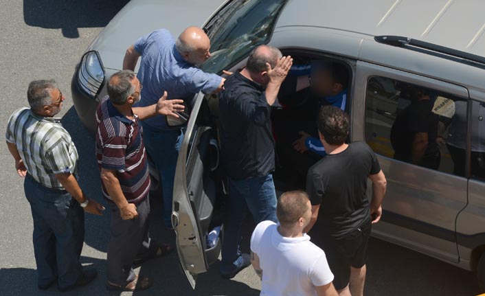 Trabzon'da yol verme tartışması trafiği kilitledi