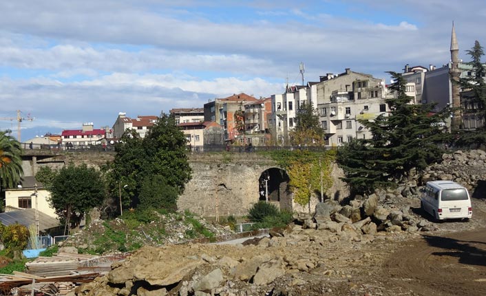 Trabzon'da tarihi köprüye hasar veren yol durduruldu