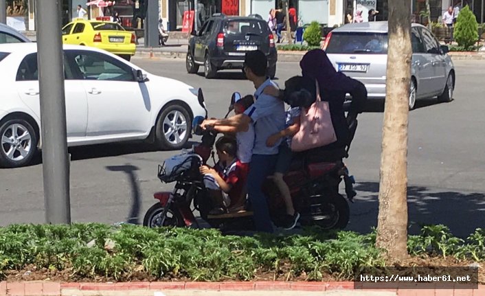 5 kişilik ailenin motosikletle tehlikeli yolculuğu 