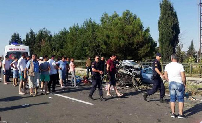 Otomobil duvara çarptı: 4 ölü