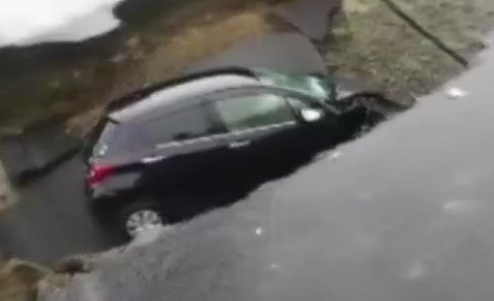 Çöken yola otomobil düştü