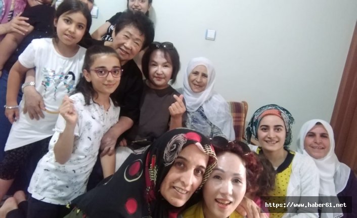 Eve davet ettikleri turistlere kısır ikram ettiler