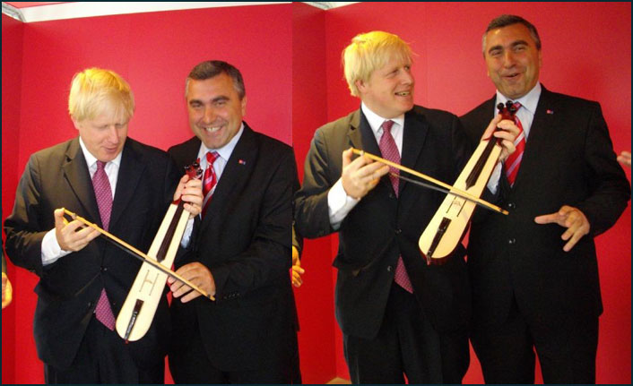 Yeni İngiltere Başbakanı Boris Johnson'un ilginç kemençe totemi! Recep Tayyip Erdoğan gibi...