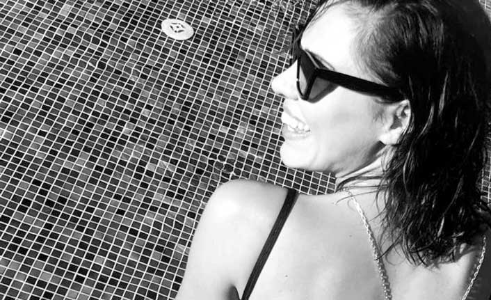 Şükran Ovalı, paylaştığı fotoğraflarıyla beğeni topladı