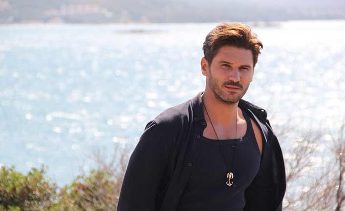 Yakışıklı oyuncu, 2 aylık oğluyla çekildiği fotoğrafı paylaştı