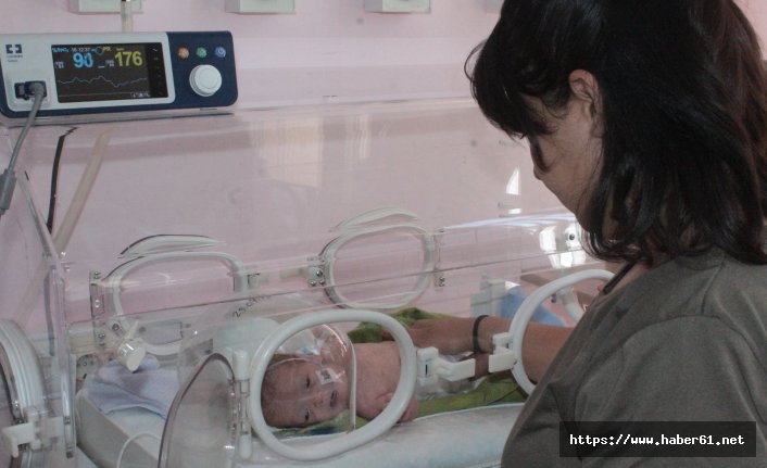 'Parmak bebek' hayata tutundu