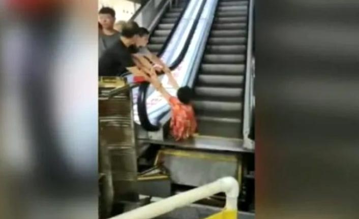 Korkunç olay! Yaşlı kadının bacakları yürüyen merdivene sıkıştı
