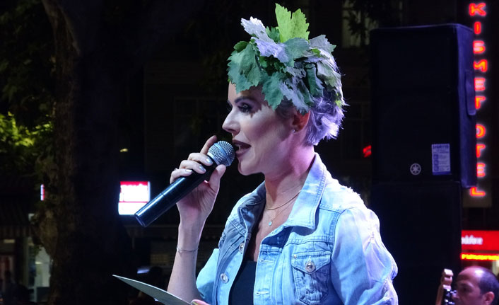 Ünlü manken Tanrıyer sahneye böyle çıktı!