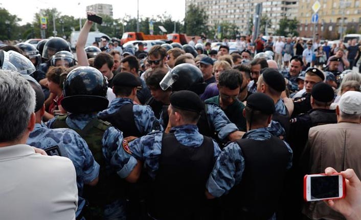 Rusya'da seçim protestosu: 300 gözaltı