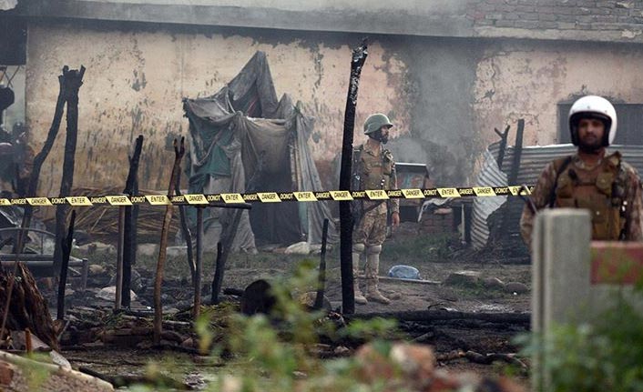 Askeri eğitim uçağı evlerin arasına düştü: 17 ölü