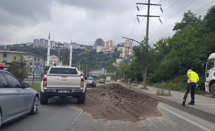 Trabzon'da kamyondan dökülen hafriyat trafiği felç etti