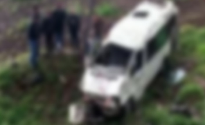 Göçmenleri taşıyan araç takla attı