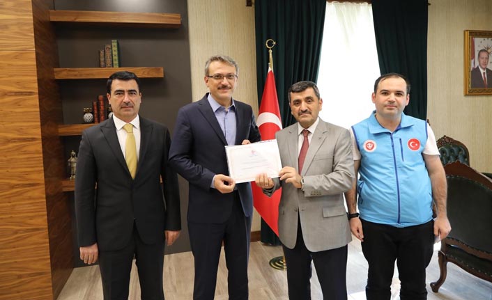 Vali Ekinci, kurban bağışında bulundu