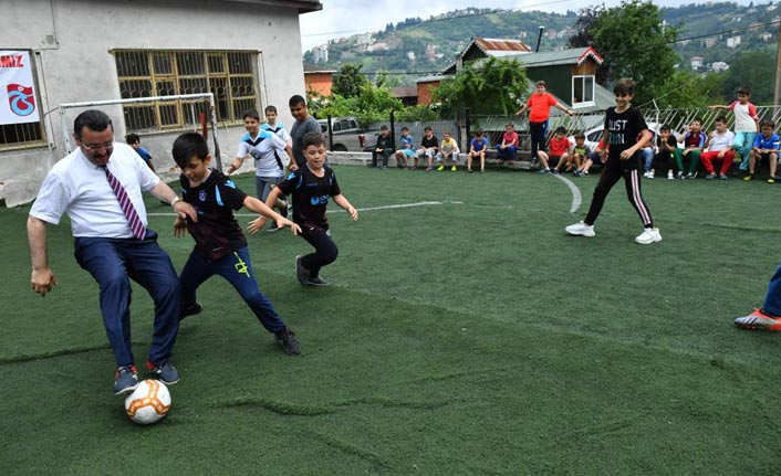 Başkan Genç, çocuklarla mahalle maçına çıktı