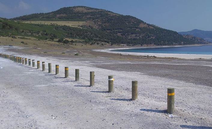 Salda Gölü ve çevresinde ahşap bariyer