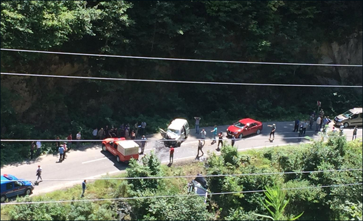 Çaykara'da araçlar kafa kafaya çarpıştı: 1 ölü, 3 yaralı