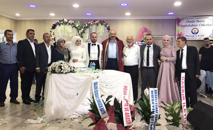 Başkan Recep Çebi çiftleri yalnız bırakmıyor