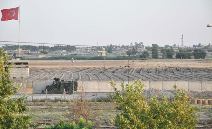 PKK/PYD terör örgütü sınırdaki bez parçalarını indirdi